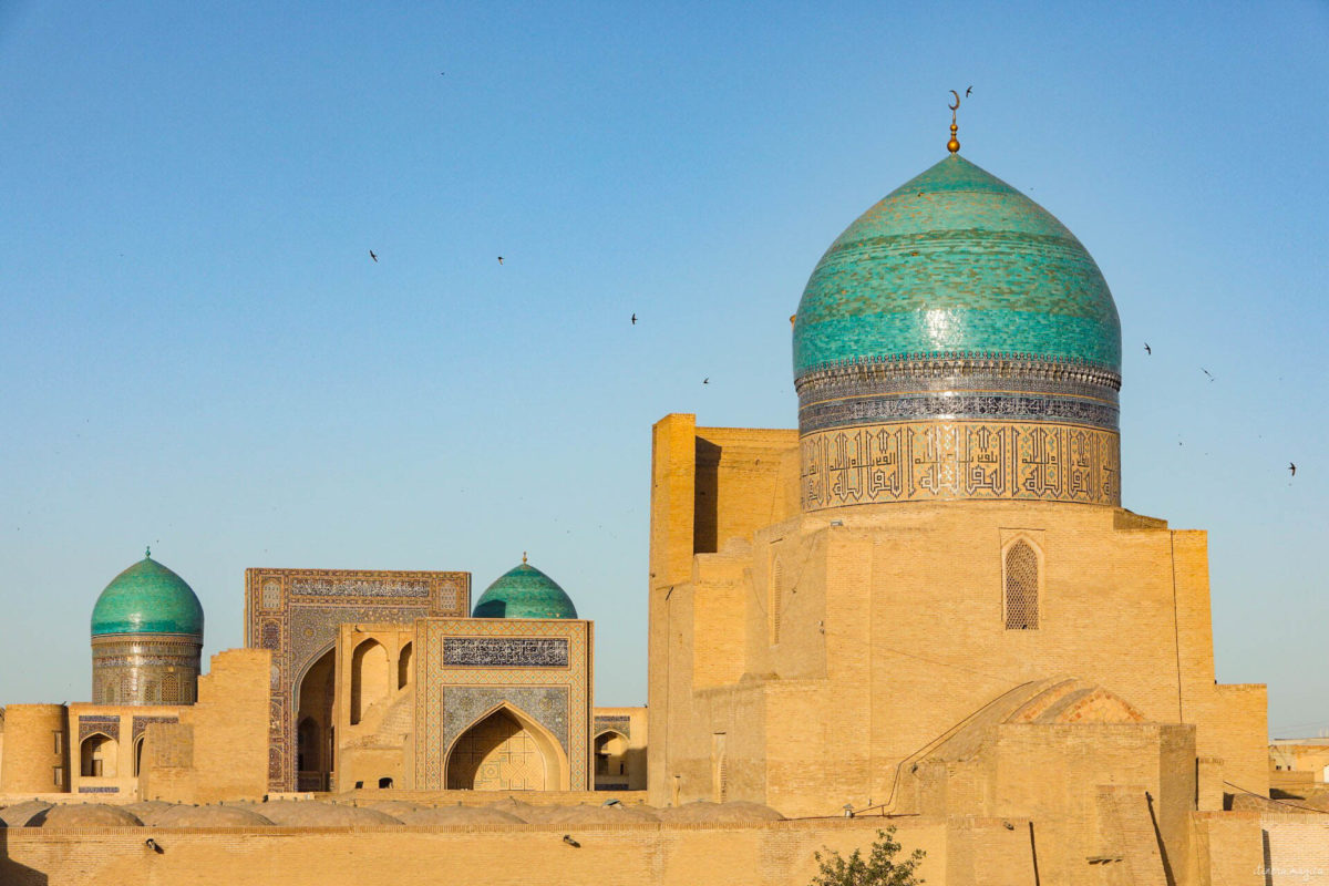 Partons pour un grand voyage en Ouzbékistan. De Samarcande à Boukhara en passant par la steppe, voici un itinéraire de rêve pour découvrir les incontournables d'Ouzbékistan.