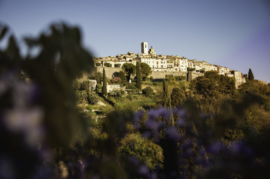 Que faire à Vence ? Un week-end de printemps à la résidence Evancy Les jardins d'Azur à Vence, entre randonnée avec notre chien, visite de villages et échappées sur la Côte d'Azur.