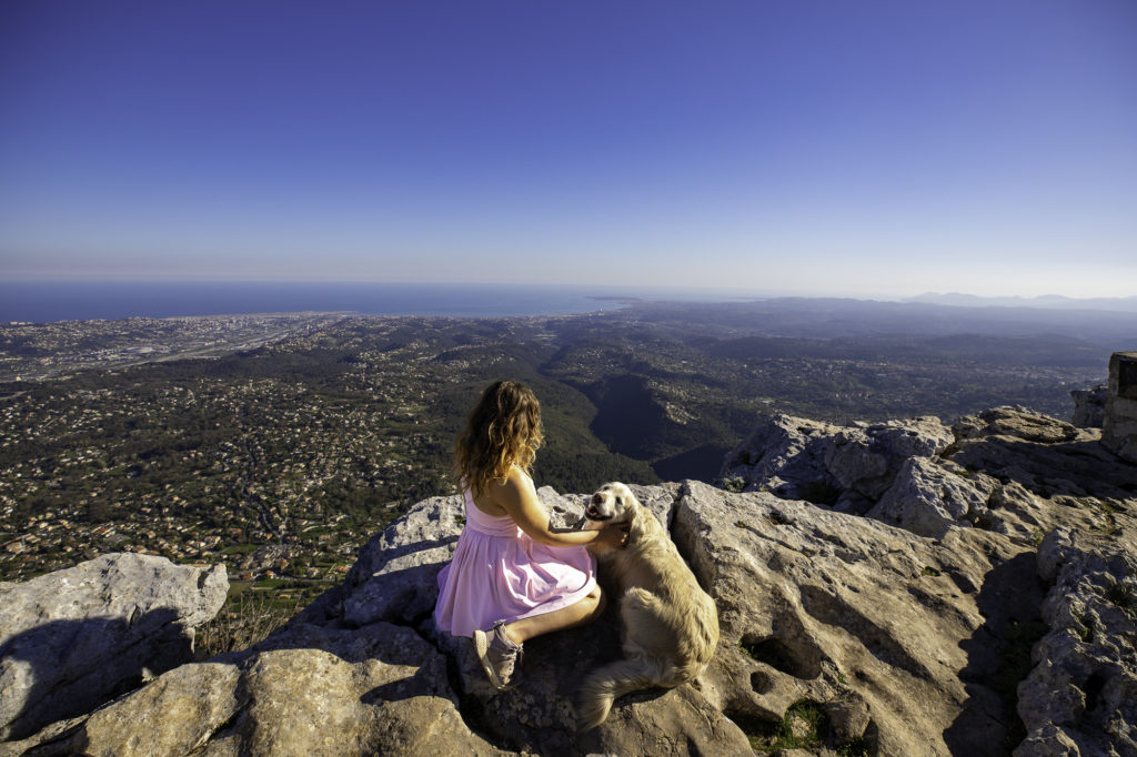 Que faire à Vence ? Un week-end de printemps à la résidence Evancy Les jardins d'Azur à Vence, entre randonnée avec notre chien, visite de villages et échappées sur la Côte d'Azur.